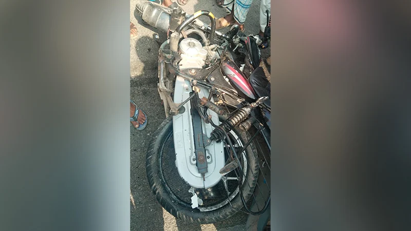 বাস-মোটরসাইকেল সংঘর্ষে একসঙ্গে তিন ভাইয়ের মৃত্যু